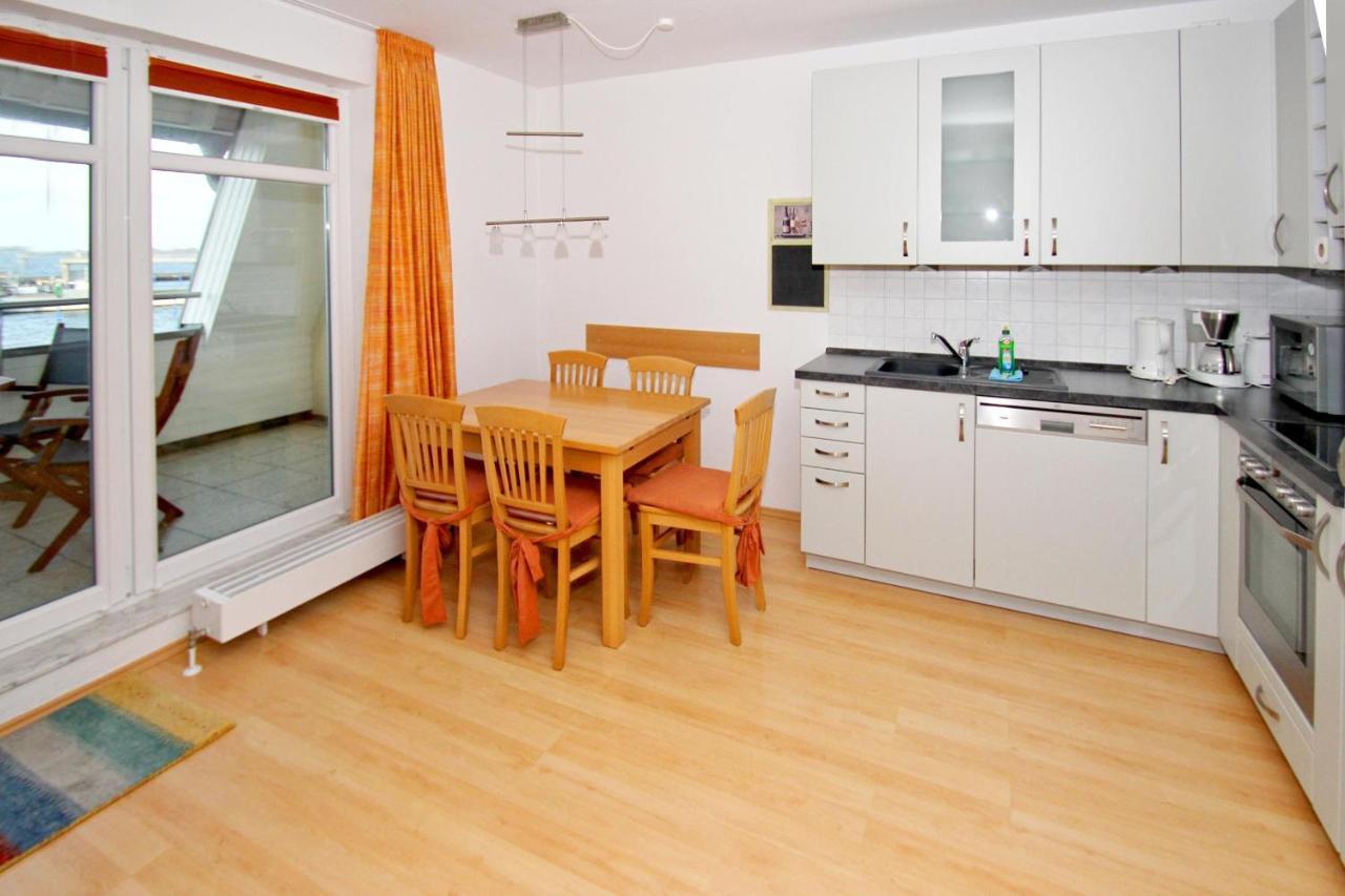Hafennahe Ferienwohnung Mit Balkon Und Meerblick - Hafenhaeuser Wiek Wohnung 13 Wiek auf Ruegen Exterior photo